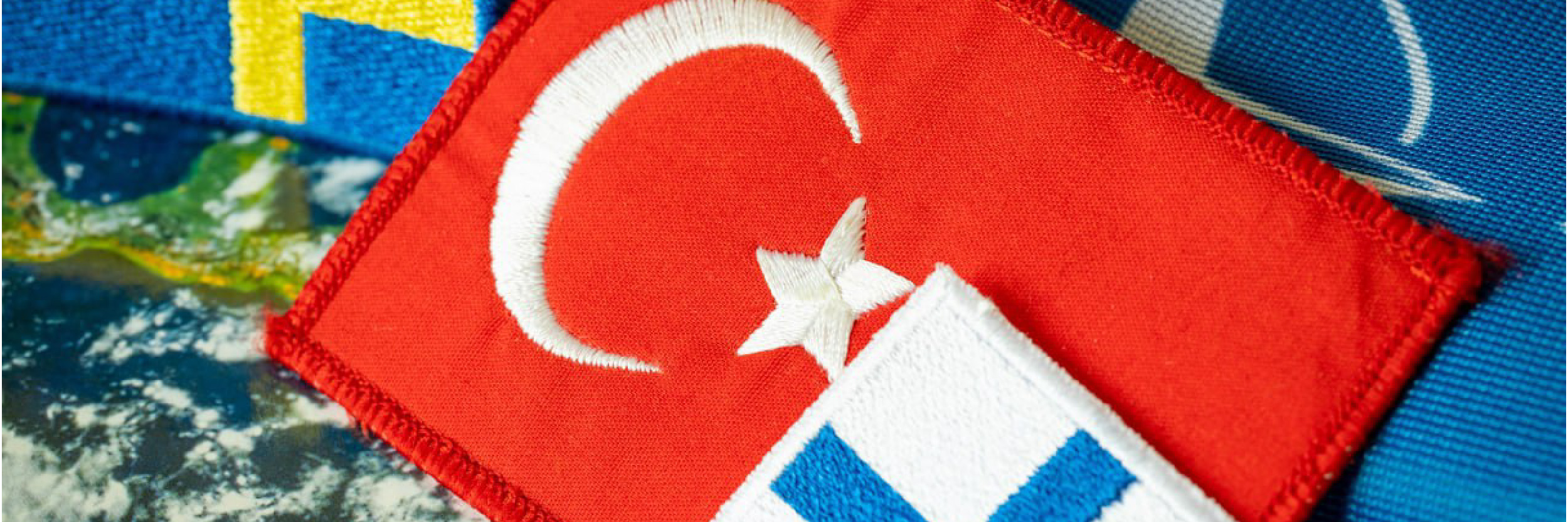 Bandera turca junto a las banderas de Finlandia y Suecia Concepto de conflicto político entre un miembro del Pacto del Atlántico Norte y candidatos que aspiran a unirse